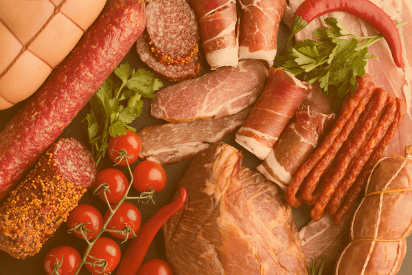 Девять из десяти российских семей покупают переработанное мясо